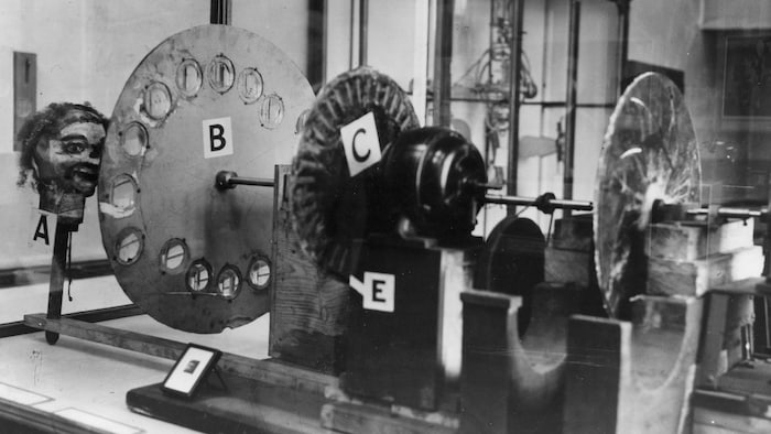 L'un des premiers modèles de télévision mécanique dans l'atelier de son inventeur. 