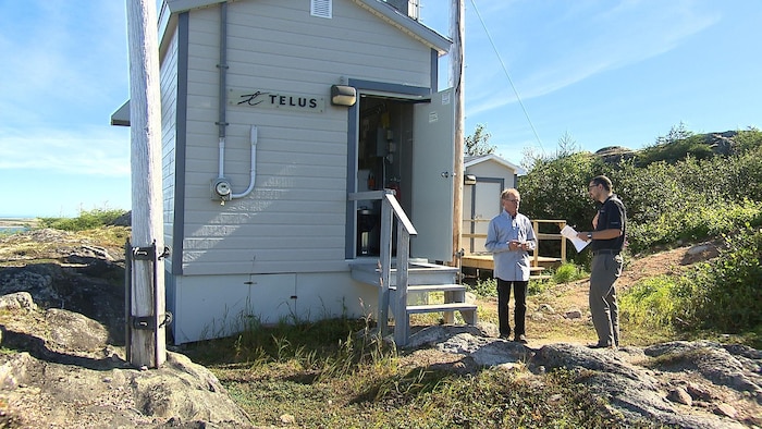 Dany Gaudreault discute avec un collègue devant les installations de Telus à Bonne-Espérance