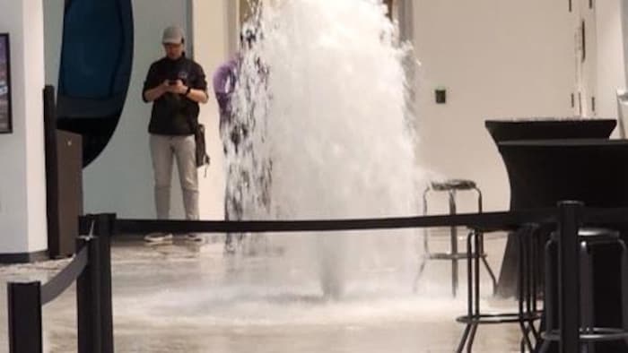 Un geyser d'eau puissant sort du sol au Telus Word of Science lors des inondations du 10 juillet.