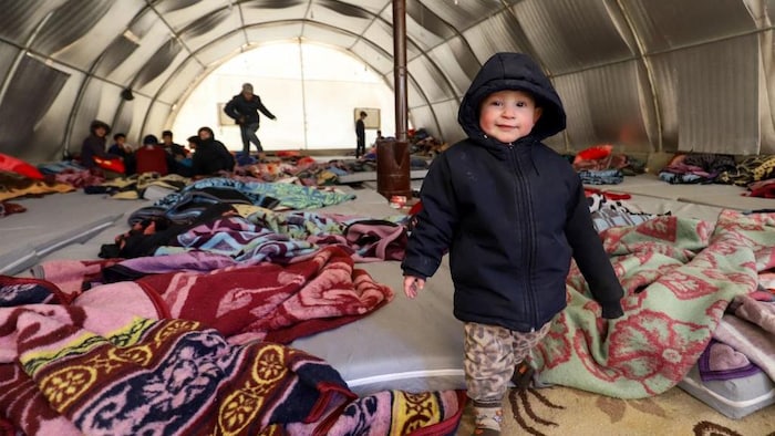 Un enfant syrien dans un refuge temporaire.