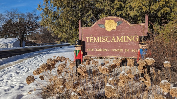 L'enseigne qui annonce l'entrée dans la ville de Témiscaming.