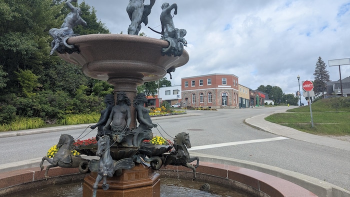 Une fontaine au milieu d'un carrefour giratoire.