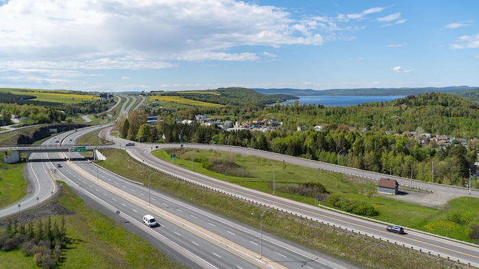 L'autoroute 85 à l'avant-plan, une partie du quartier Notre-Dame-du-Lac et le lac Témiscouata. 