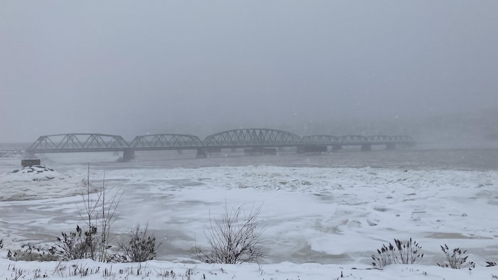Pont-de-Saint-Anne dans la tempête. 