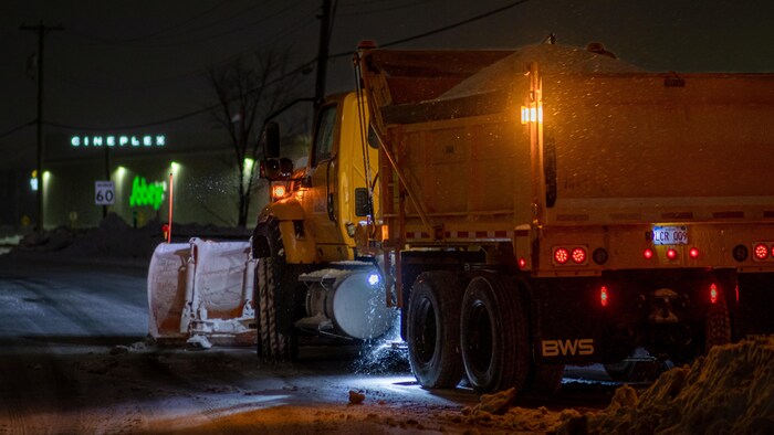 Un camion déneige les rues tôt le matin du 26 janvier.