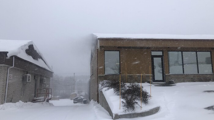 La neige tombe sur les bâtiments de Baie-Comeau.