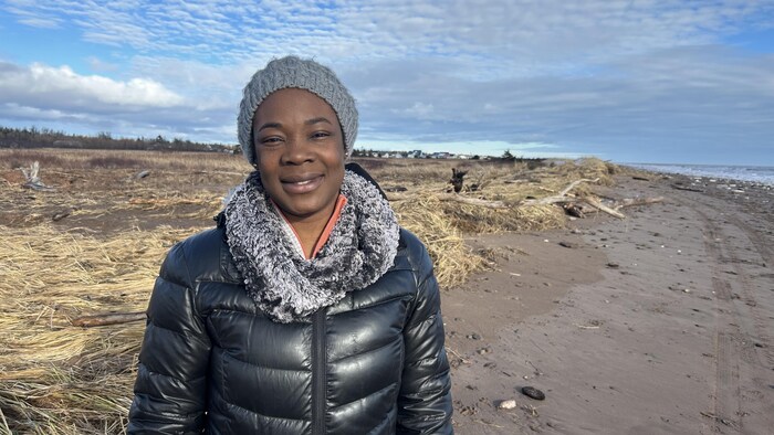 Une femme interviewée sur une plage.