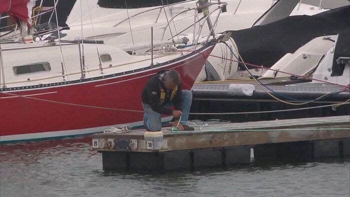 Un propriétaire de bateau amarre solidement son navire au quai de Shediac vendredi matin. 