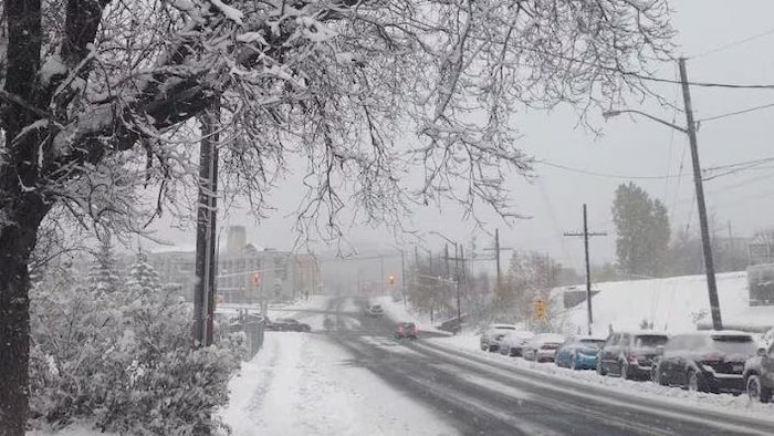 Rue en pleine tempête hivernale dangereuse.
