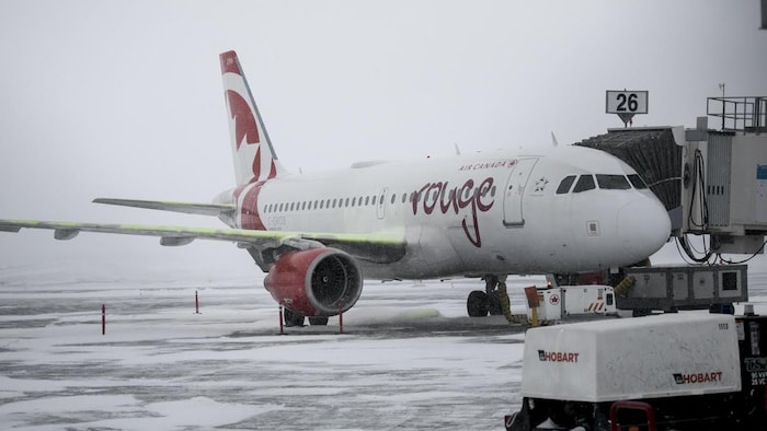 La plupart des avions sont cloués au sol à l'aéroport Jean-Lesage.