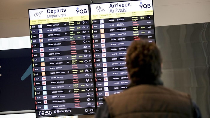 Les voyageurs doivent faire preuve de patience à l'aéroport Jean-Lesage.