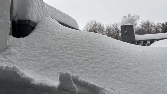Une entrée résidentielle obstruée par la neige dans le Grand Sudbury.