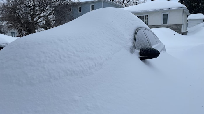 Un véhicule enseveli sous la neige.