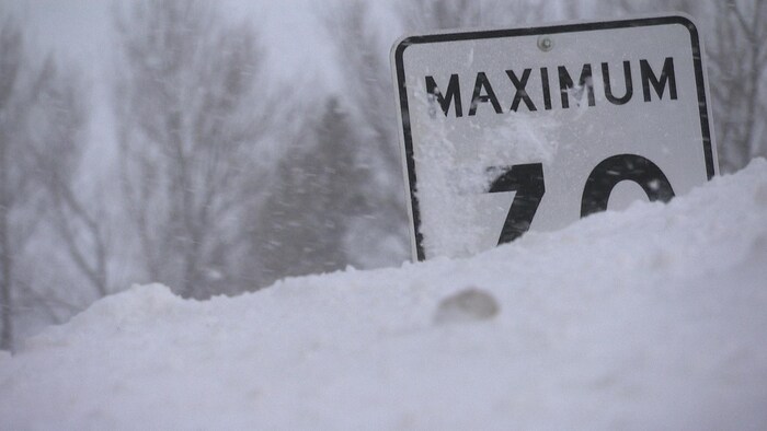 Plusieurs dizaines de centimètres de neige sont tombés en Gaspésie vendredi. 