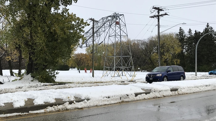 Une tour de transmission de Portage la Prairie brisée