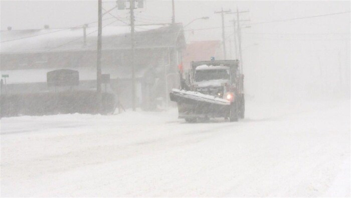 Une déneigeuse se promène pendant une tempête de neige à Hearst