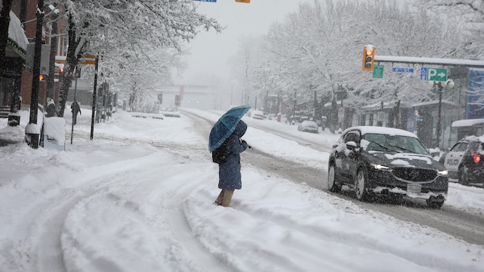 Une personne sous la neige à New Westminster, en Colombie-Britannique, le 17 janvier 2024.