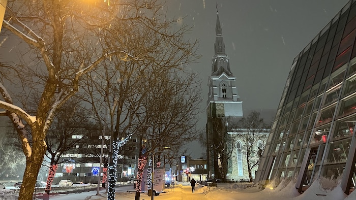Le centre-ville, la cathédrale et la salle de spectacles de Rimouski sous la neige, après la tempête du 10 janvier 2024.