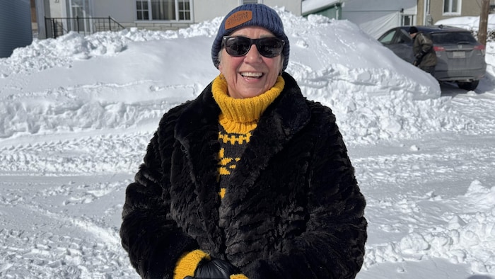 Une femme entourée d'une montagne de neige.