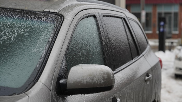 Une voiture recouverte de glace.