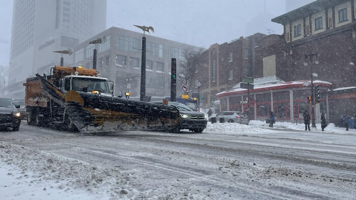 Un camion de déneigement dans le Vieux-Québec.