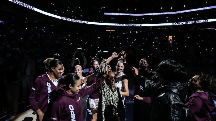 Les joueuses du Tempo de Toronto en caucus avant un match à l'aréna Banque Scotia, le jeudi 30 juillet 2026.