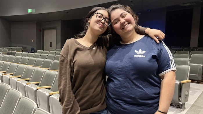 Khansaes Sabbahy et Isabella El Khoury posent pour la photo dans un auditorium.