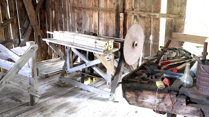 Des outils se trouvant à l'intérieur d'un moulin d'époque