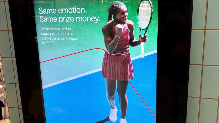 Une affiche dans le métro à Toronto, montrant une joueuse de tennis et un message disant que l'Omnium Banque Nationale atteindra la parité en 2027.