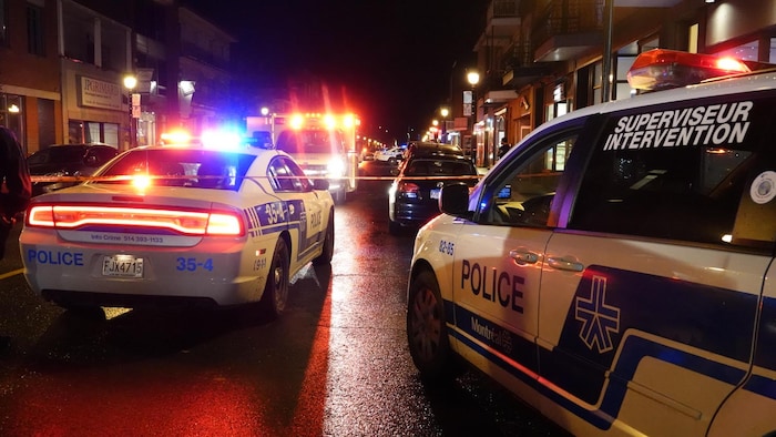 Des véhicules de police lors d'une intervention à Montréal