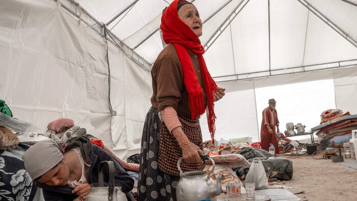 Una mujer en un refugio tras un terremoto.