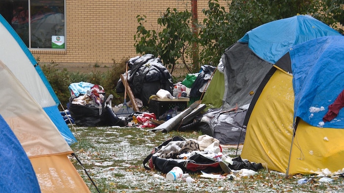 Des tentes dans un campement de personnes sans-abri à Regina. On peut voir un peu de neige au sol.