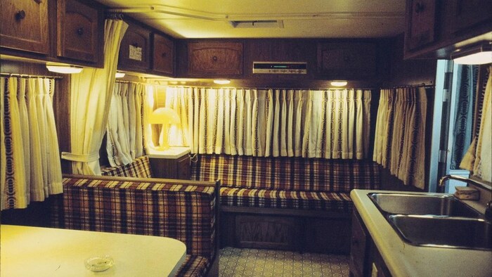 Aménagement intérieur d'une roulotte en 1977.