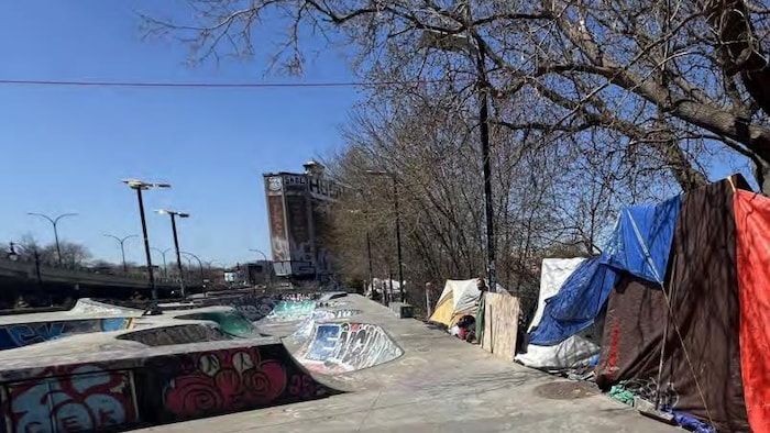Des tentes à un pas du parc de planche à roulettes.