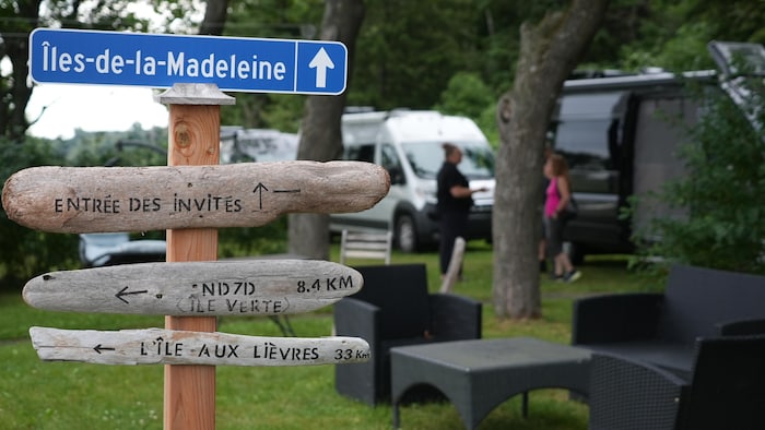 Un panneau de direction guidant les invités lorsqu'ils arrivent sur le terrain avec les véhicules récréatifs.