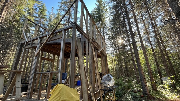 La charpente d'une cabane en bois.