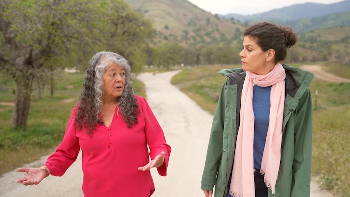 Les deux femmes marchent en discutant.