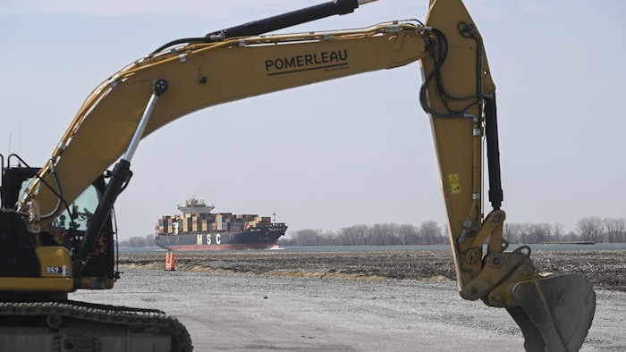 Un cargo de la compagnie MSC passe devant le chantier d'agrandissement du terminal de Contrecœur.