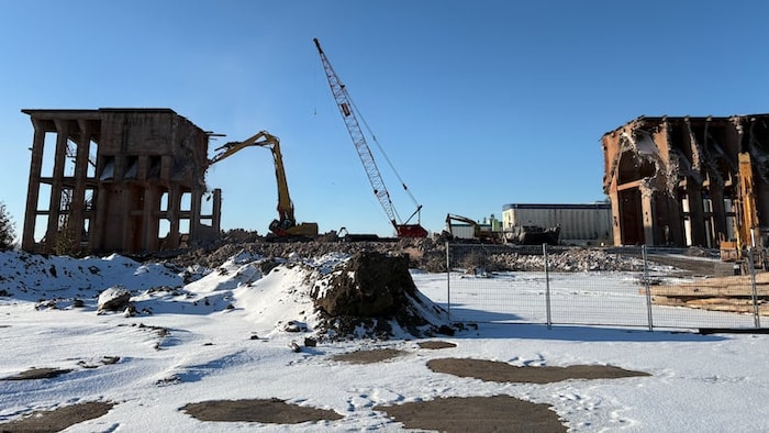 Image de la démolition d'une partie du viaduc du quai de minerai de fer sur le front de mer de Thunder Bay.