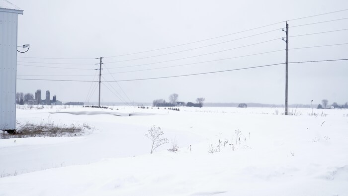 Des terrains industriels l'hiver.