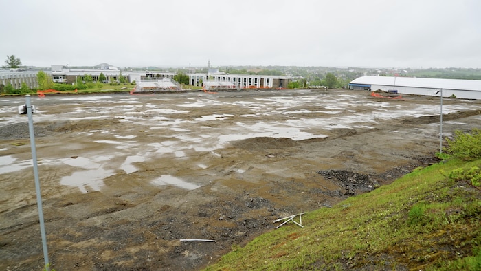 Un terrain vague près de l'école secondaire.