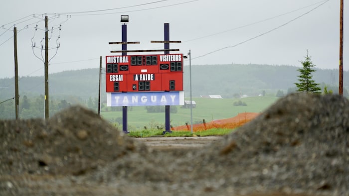Un panneau indicateur sur un terrain de football.