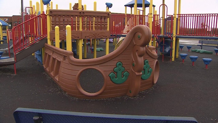 Une aire de jeux pour enfants en forme de bateau pirate.
