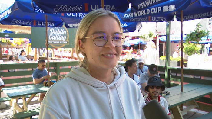 Une femme répond à des questions à un micro.