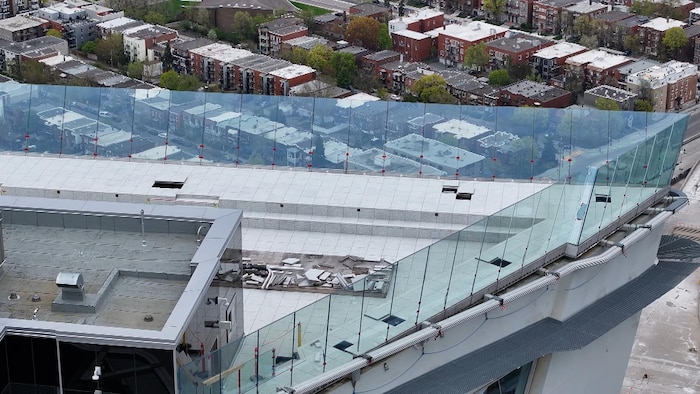La terrasse en construction surplombant le quartier.