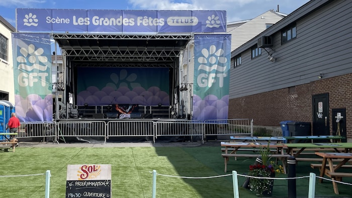 L'espace musical, avec une grande scène.
