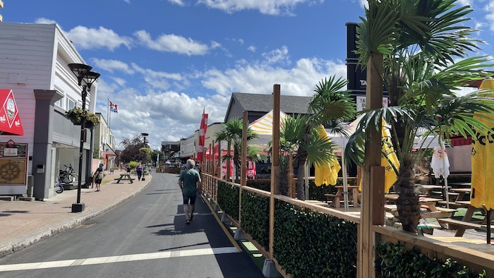 Les terrasses urbaines sont de retour à Rimouski | Radio-Canada