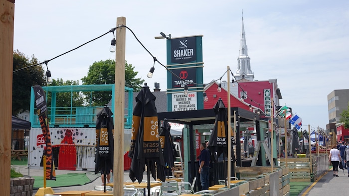 Des terrasses sur la rue Saint-Germain est, à Rimouski, en été.