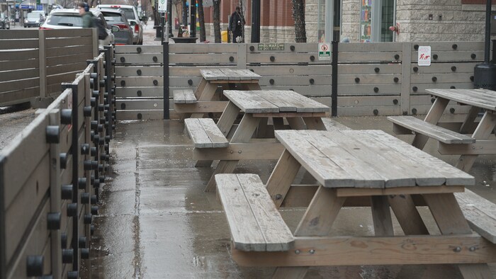 Une terrasse sur un trottoir d'Edmonton.
