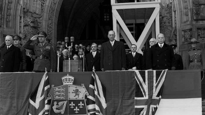 Photo d'archive sur laquelle on voit le premier ministre canadien, Louis St-Laurent, le nouveau secrétaire d'État du Canada, F. Gordon Bradley de Terre-Neuve, et l'ancien premier ministre canadien, William Lyon Mackenzie King devant le Parlement canadien.